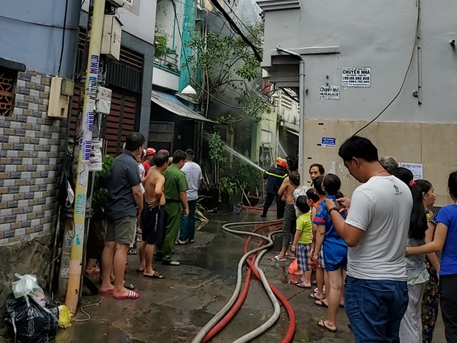 Tân Bình: Cháy nhà, 4 xe máy bị thiêu rụi