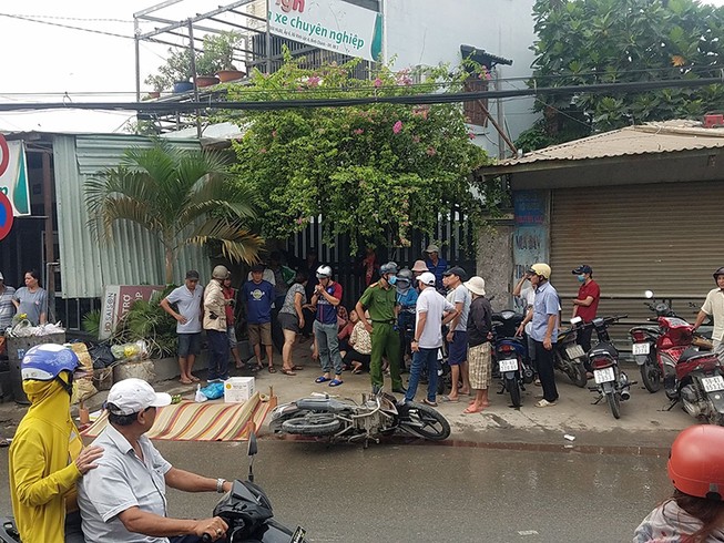 Bình Chánh: Va chạm xe tải, người đàn ông bị cán tử vong