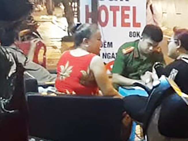 Thanh niên tự dùng hung khí đâm vào bụng ở quận 4