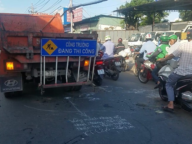Xe máy lao thẳng vào đuôi xe gom đất cát, 1 người chết