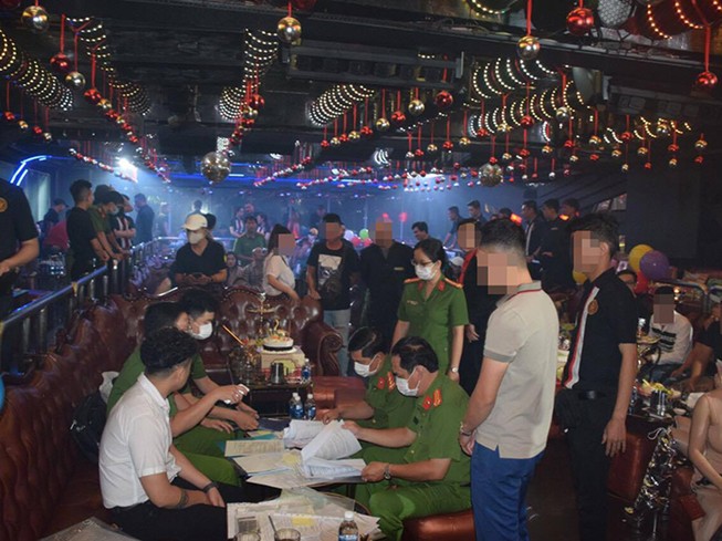 Dân chơi nháo nhào trong quán bar ở quận 1 khi thấy công an