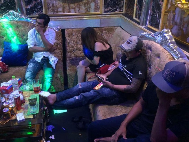Công an kiểm tra quán bar, phát hiện người bị truy nã