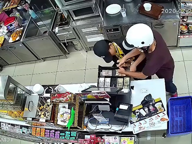 Khởi tố nhóm cướp cửa hàng tiện lợi