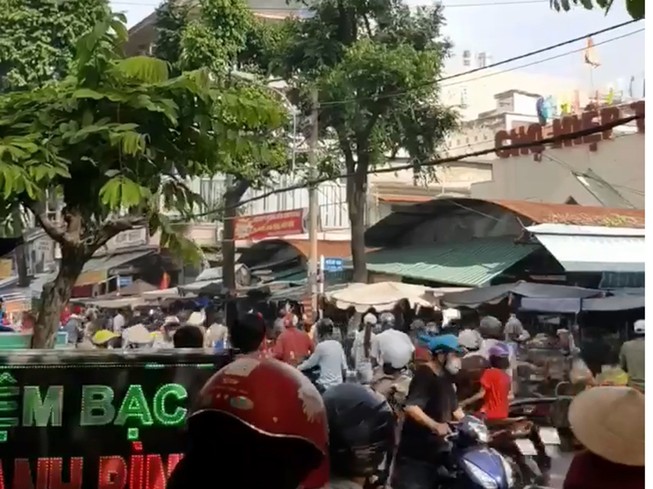 Cháy nhà gần chợ ở Tân Phú, nhiều người náo loạn