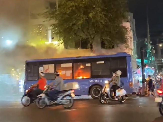 Xe buýt bốc cháy, tài xế nhanh tay mở cửa cứu hành khách