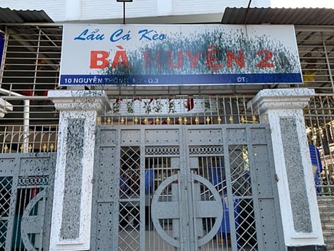 Bắt nhóm đòi nợ thuê tạt sơn tiệm lẩu cá kèo ở quận 3