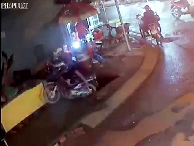 Bình Chánh: Xe máy sụp hố sâu hơn 3m, thanh niên trọng thương