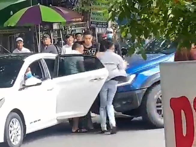 Lao xe bán tải vào nhóm người để giải cứu bạn