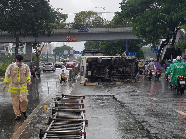 Xe tải lật trên đại lộ Võ Văn Kiệt, tài xế và phụ xe bị thương