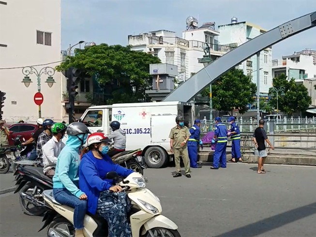 Thi thể người đàn ông trôi trên kênh Tân Hóa