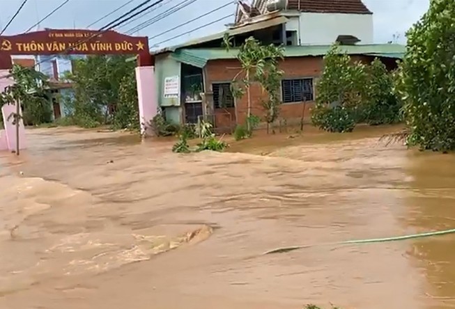 Bình Định: Sau bão, lũ đổ về, nhiều nhà dân ngập sâu