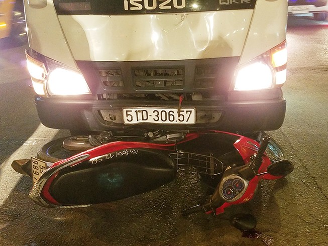 Ô tô tải cuốn xe máy vào gầm, một người tử vong ở Bình Tân