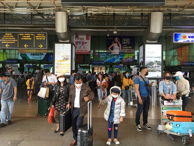 Khách đổ đồn vào TP.HCM sau tết, sân bay Tân Sơn Nhất ách tắc