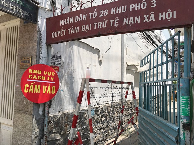 Phong toả ba khu đông dân cư ở TP.HCM