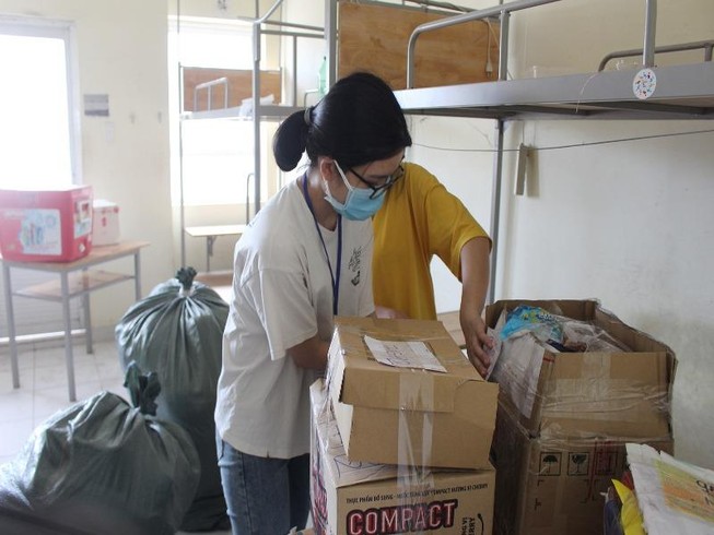 Sinh viên tình nguyện dọn ký túc xá đón người cách ly