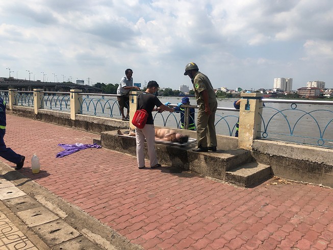Thi thể 1 phụ nữ trôi trên sông Sài Gòn