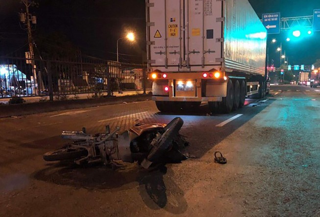 Xe máy tông vào đuôi container, 1 người tử vong, 1 nguy kịch