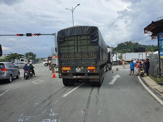 Xe container ôm cua cán tử vong một người đi xe máy