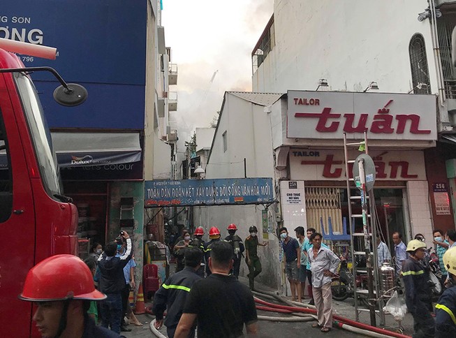 Cháy lớn ở một ngôi nhà trong hẻm tại trung tâm TP.HCM