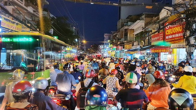 Bình Thạnh: Biển người ùn tắc trên đường Lê Quang Định