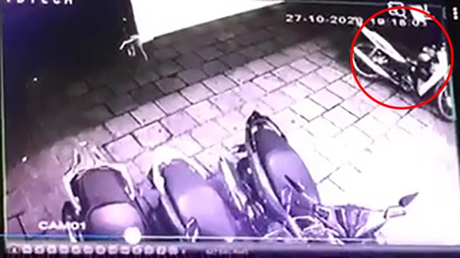 Camera ghi cảnh trộm xe máy có khóa cổ chỉ trong 8 giây