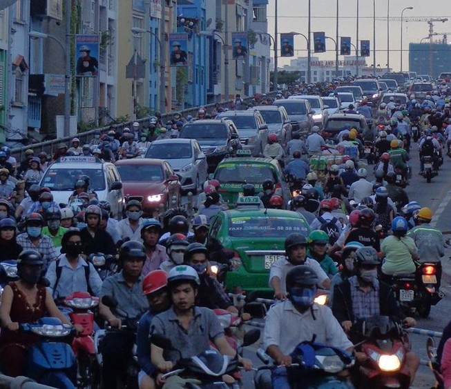 Nên xây cầu Kênh Tẻ mới để tránh kẹt xe