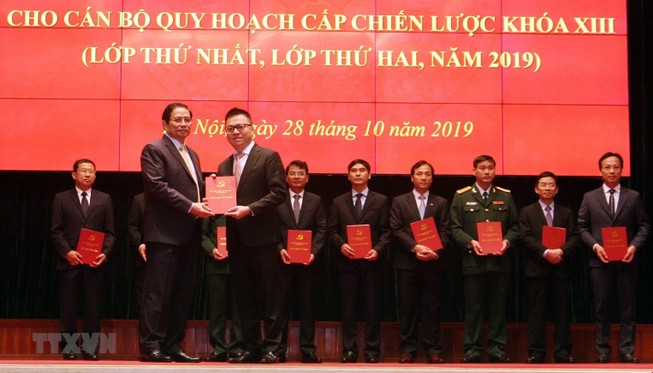 Ủy viên Bộ Chính trị, Trưởng ban Tổ chức Trung ương Phạm Minh Chính trao giấy chứng nhận tốt nghiệp cho học viên.