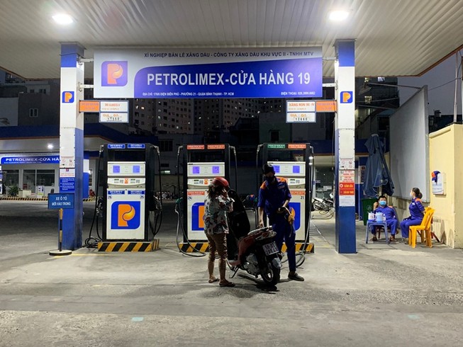 Các ông lớn xăng dầu 'ngấm đòn' COVID-19, lỗ nặng