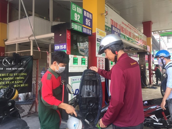 Nhu cầu tiêu thụ xăng dầu giảm mạnh do ảnh hưởng dịch Covid-19- Ảnh: Tú Uyên