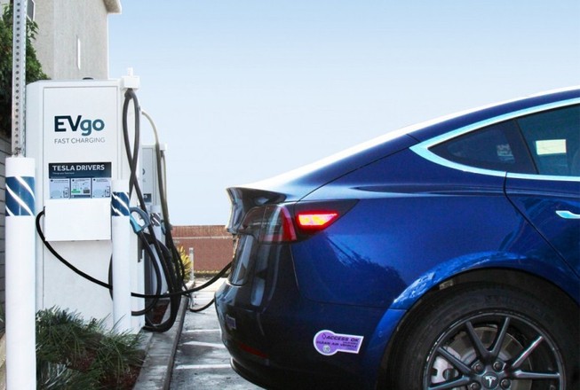 Xe điện Tesla công bố sẽ dùng pin Trung Quốc