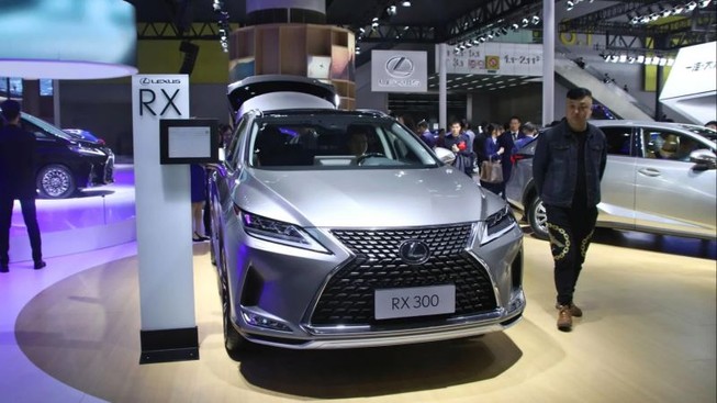 Toyota bị phạt hàng trăm tỉ đồng vì không chịu giảm giá xe