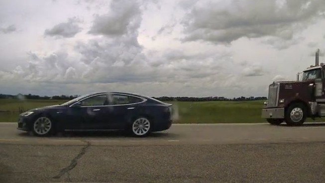 Cứ leo lên xe ngủ, ô tô Tesla lo phần còn lại