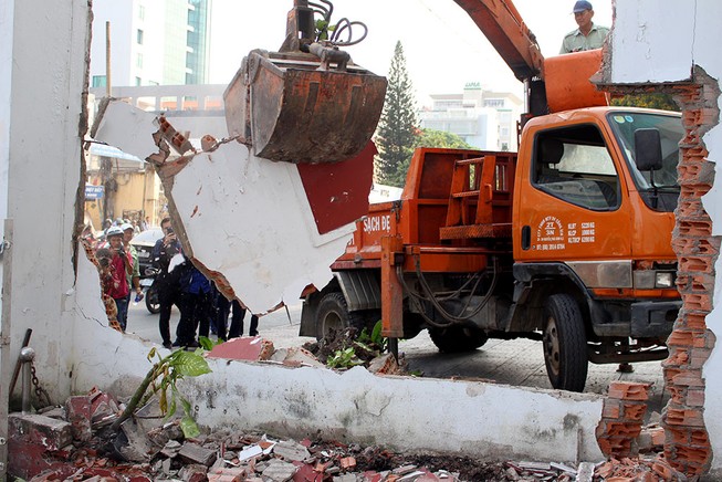 Ông Đoàn Ngọc Hải cho đập 2 bức tường lấn vỉa hè