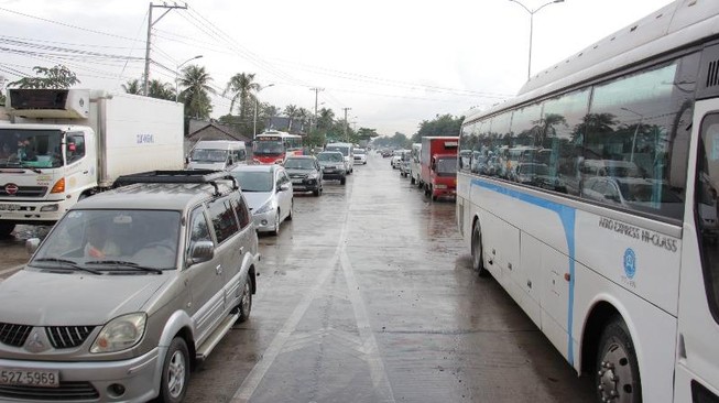 Né trạm thu phí, hàng ngàn ô tô 'tấn công' đường làng