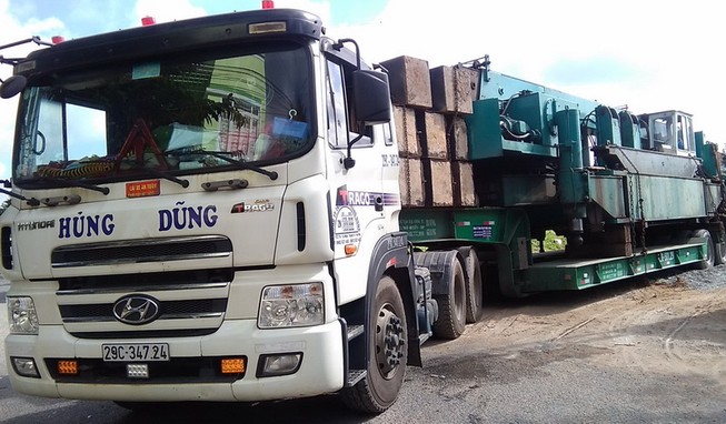 Thanh tra giao thông thay nhau giữ xe quá tải