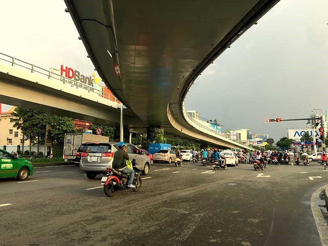 Sau điều chỉnh giao thông, Tân Sơn Nhất thoáng hơn