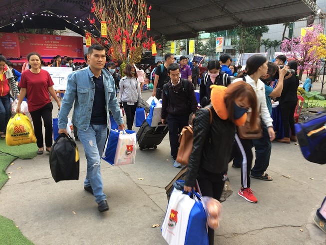 1,000 công nhân về quê ăn Tết trên chuyến xe nghĩa tình