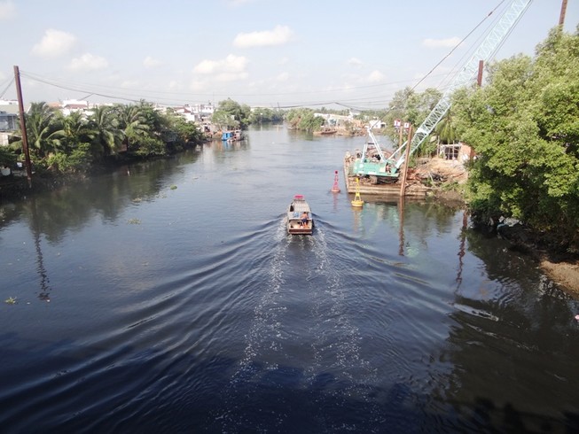 Dân Bình Chánh lo lắng vì nguồn nước đen lan rộng