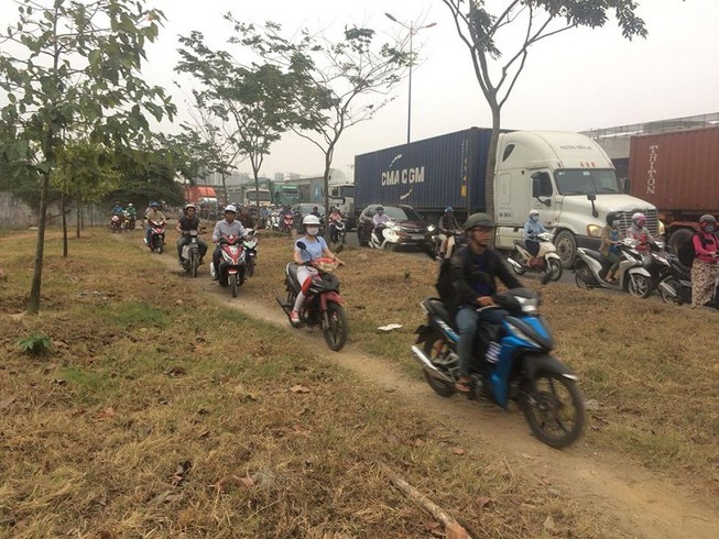 Xa lộ Hà Nội kẹt cứng, giao thông hỗn loạn