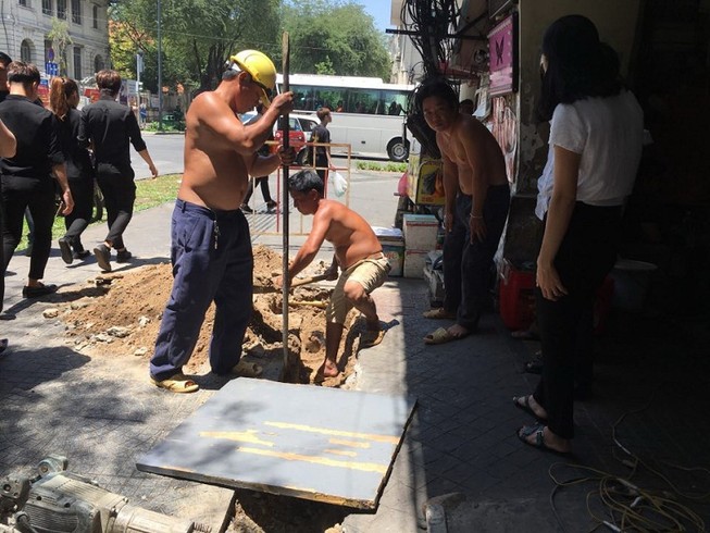 Dân quận 1 khổ sở vì cúp nước giữa mùa nắng
