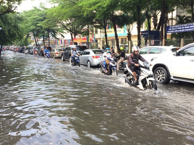 Sau mưa đêm, người Sài Gòn lội nước đi làm