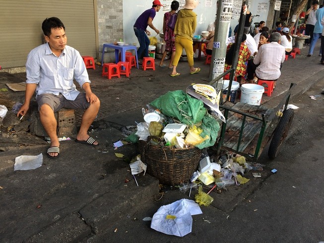 Nhức nhối nhiều miệng hố ga trở thành túi rác