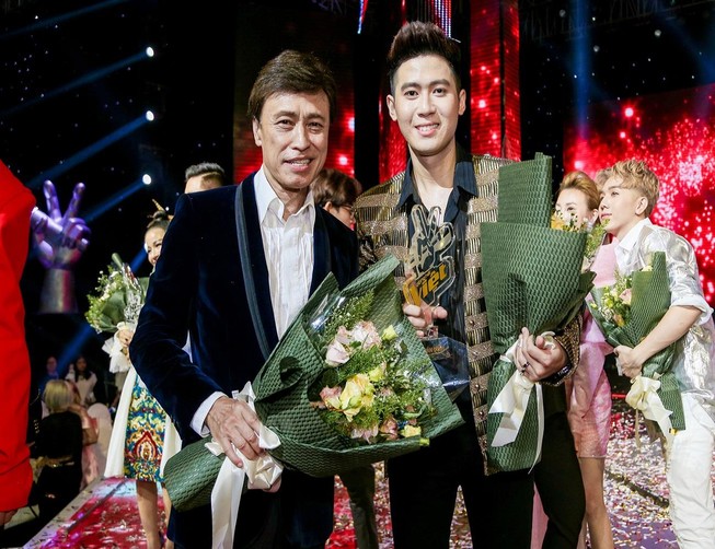 Tuấn Ngọc khóc nức nở khi đội anh đăng quang The voice 2019