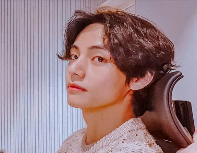 V (BTS) làm nên lịch sử khi có 3 vị trí đầu bảng trên Amazon