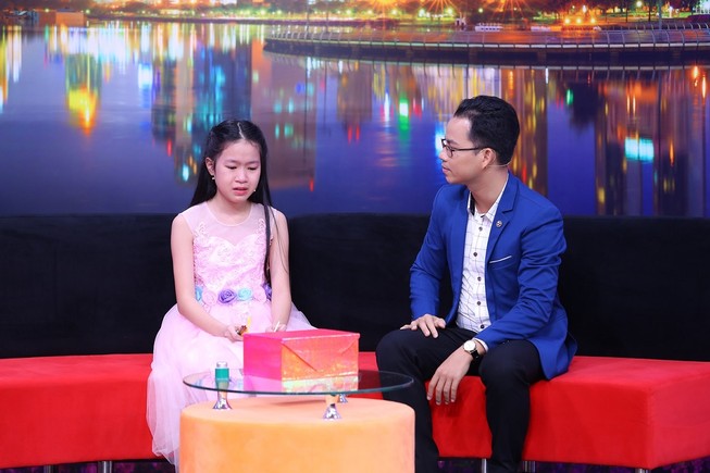 Cô bé 10 tuổi bật khóc vì ba bắt con sống theo ước mơ của mình