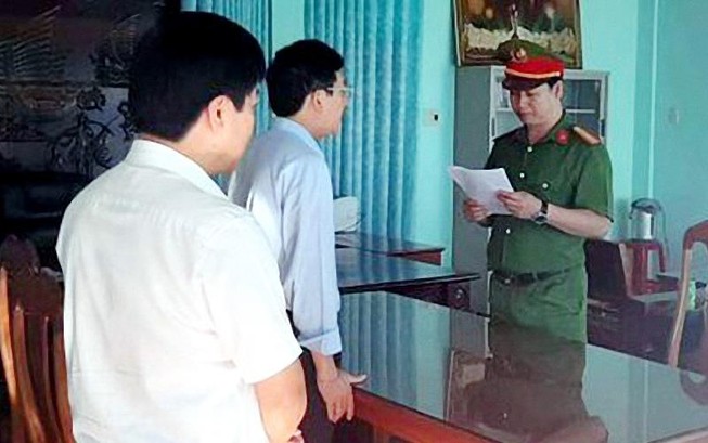 Công an đọc lệnh bắt ông Lam. Ảnh: L.Q.L