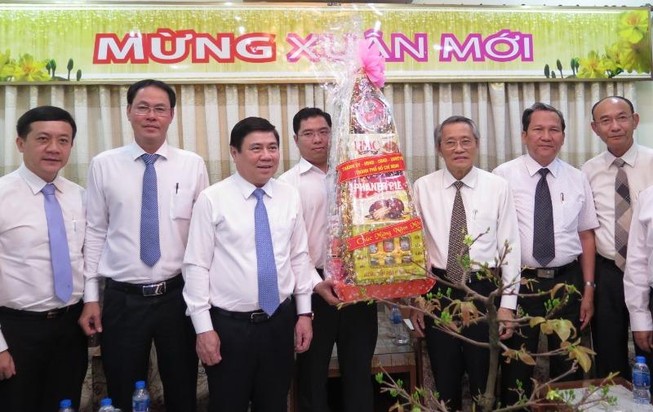 Chủ tịch UBND TP.HCM tặng quà cho Tổng Liên hội Hội thánh Tin lành Việt Nam (miền Nam). Ảnh: TL