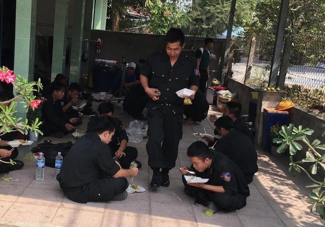 Bữa cơm vội của cảnh sát vây bắt kẻ bắn 4 người chết ở Củ Chi