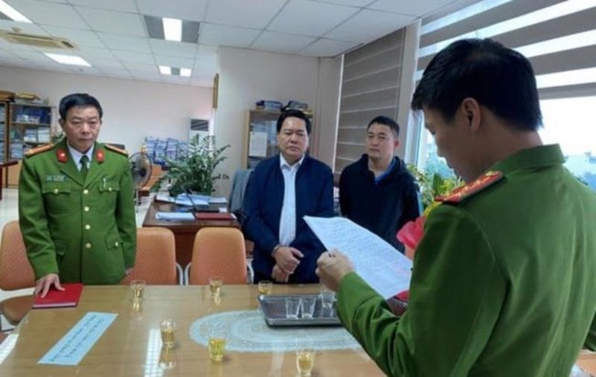 Bắt tạm giam 1 trưởng phòng của Cục Thuế cưỡng đoạt tiền