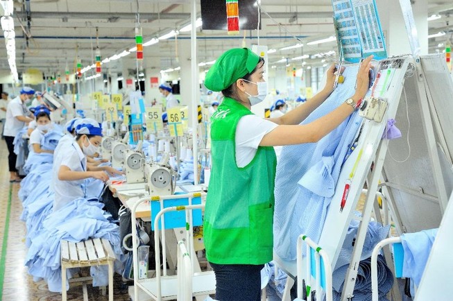Công nhân công ty May Việt Tiến đang lao động trong nhà máy. Ảnh: Hoàng Giang